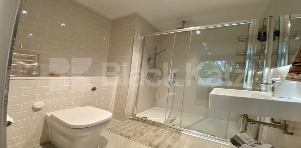 			NEW INSTRUCTION , 3 Bedroom, 1 bath, 1 reception Apartment			 Victory Place Trafalgar Place , Elephant and Castle / Borough 